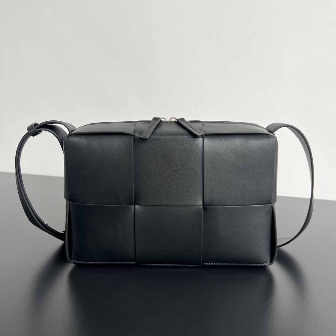 보테가베네타 Bottega Veneta Medium Arco Camera Bag in Black