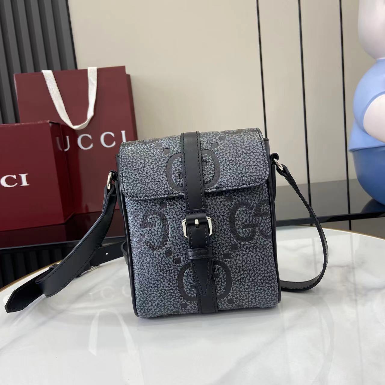 구찌 Gucci GG Supreme Small Messenger Bag in Charcoal Gray