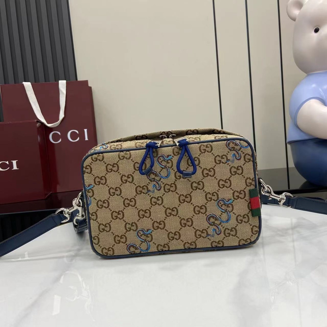 구찌 Gucci GG Supreme Snake-Print Camera Bag in Beige and Blue
