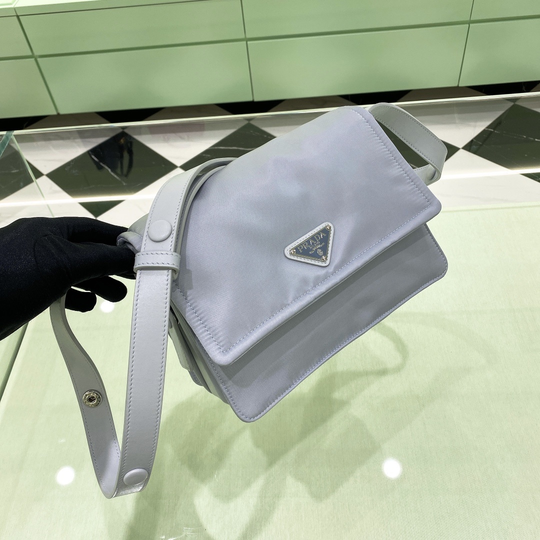 프라다 Prada Small Padded Re-Nylon Shoulder Bag – Light Gray