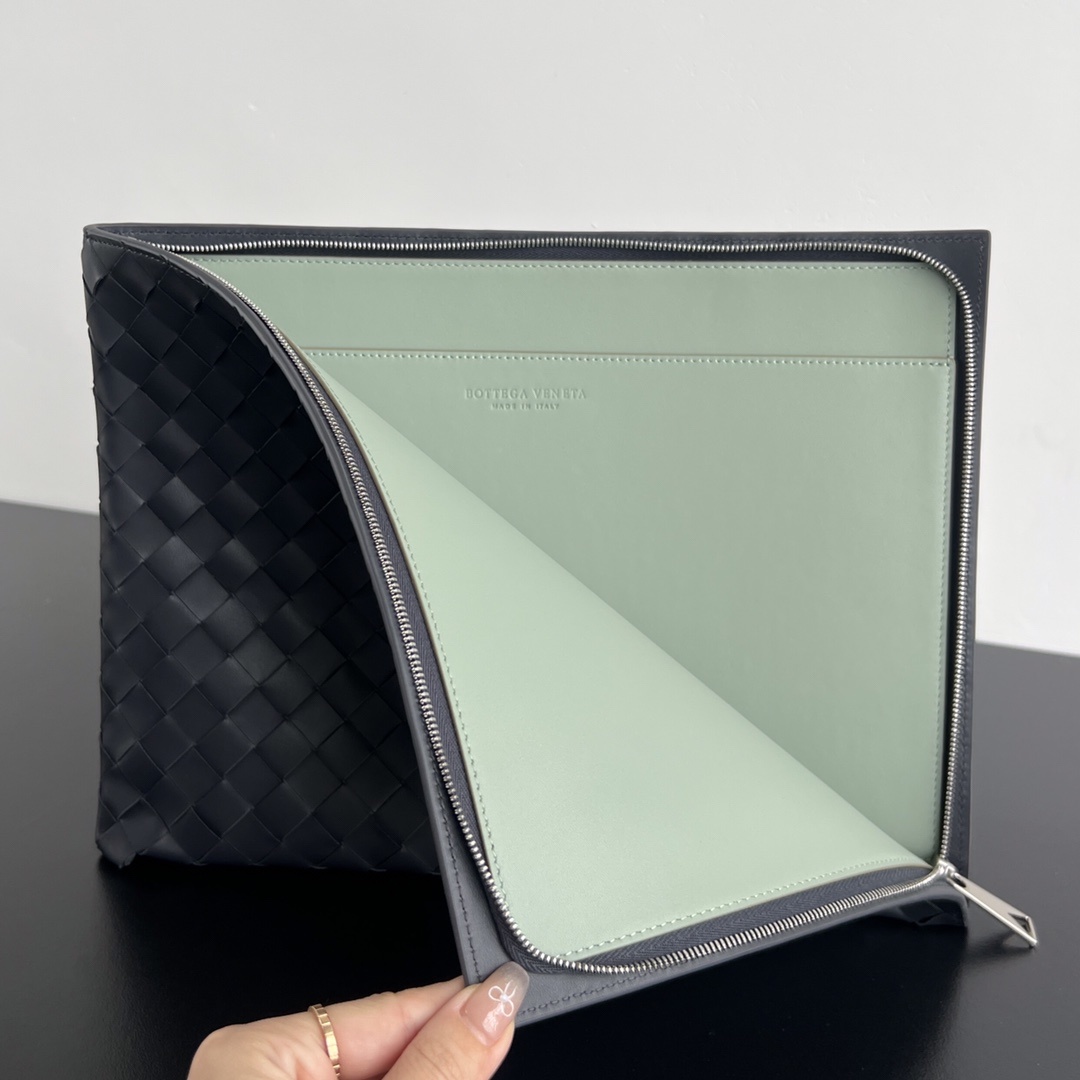 보테가베네타 Bottega Veneta Intrecciato Half-Zip Pouch in Black