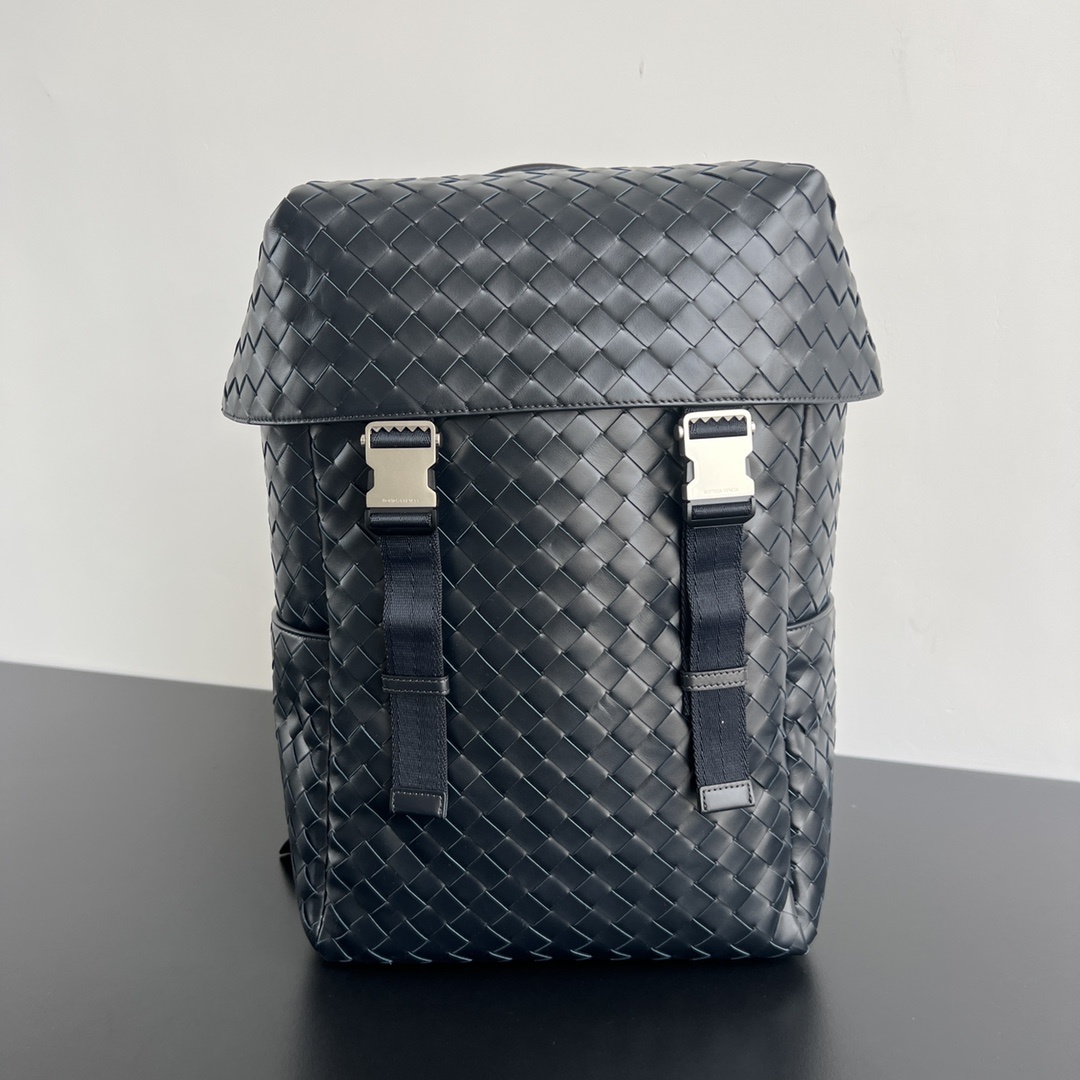 보테가베네타 Bottega Veneta Intrecciato Flap Backpack in Space Blue