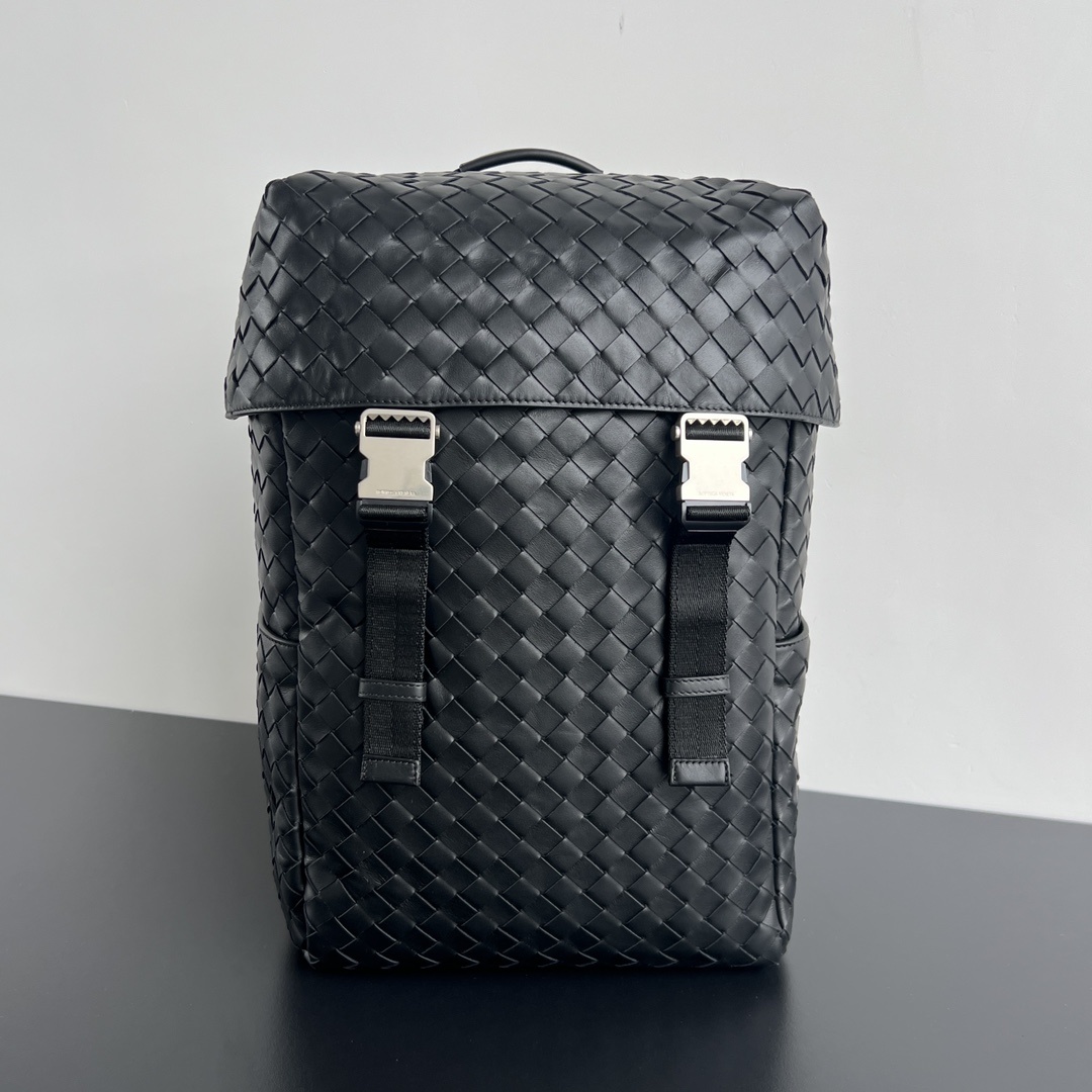 보테가베네타 Bottega Veneta Intrecciato Leather Backpack in Black
