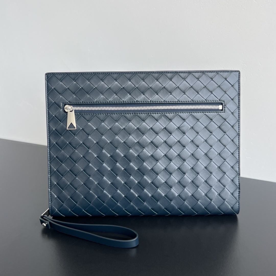 보테가베네타 Bottega Veneta Blue Intrecciato Leather Zip Pouch with Wrist Strap