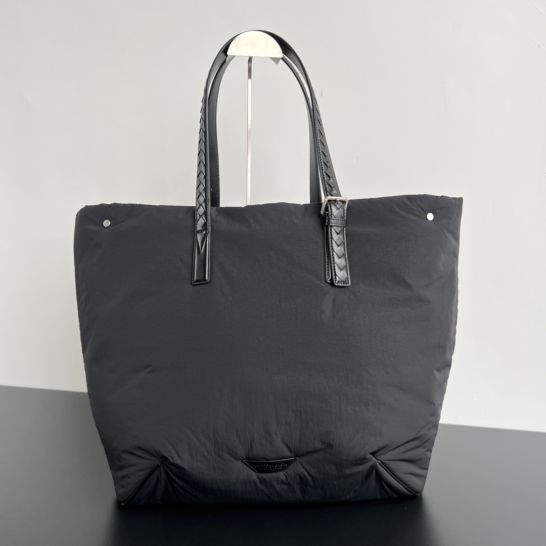 보테가베네타 Bottega Veneta Light Paper Nylon Tote Bag in Black