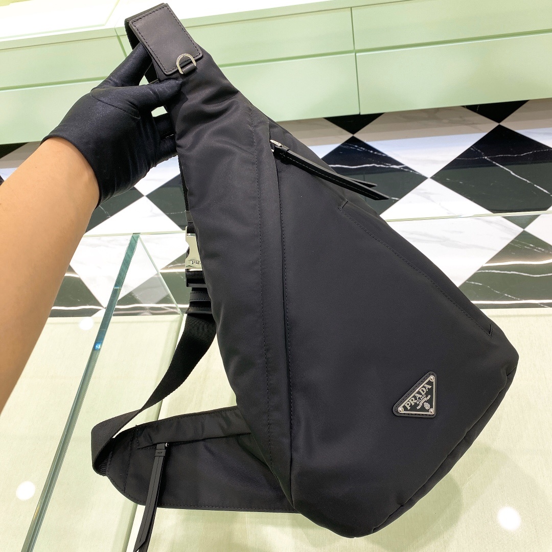 프라다 Prada Cross Leather Bag in Black