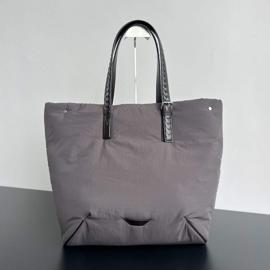 보테가베네타 Bottega Veneta Intrecciolusion Medium Tote in Gray