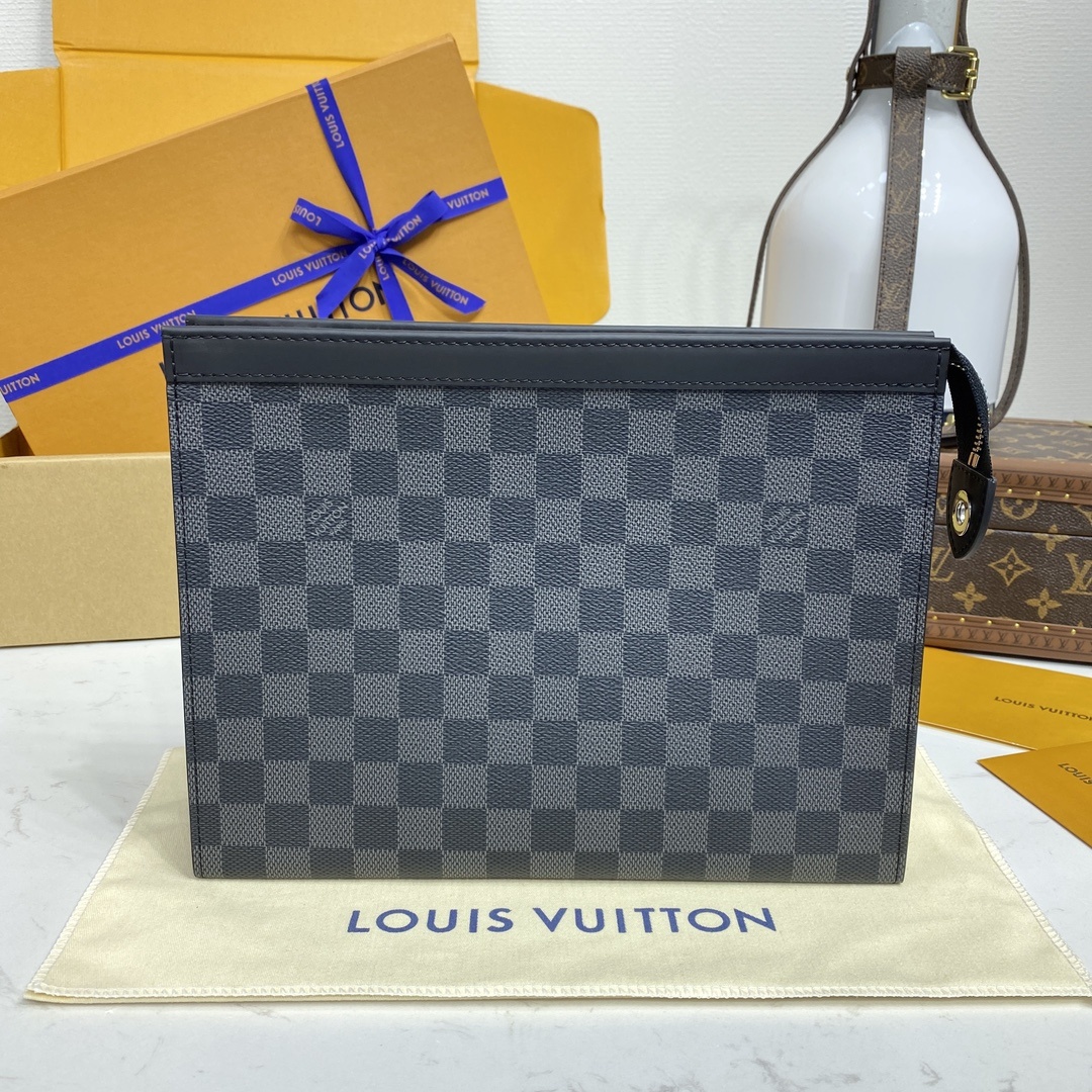 루이비통 Louis Vuitton Pochette Voyage MM in Damier Graphite Black and gray