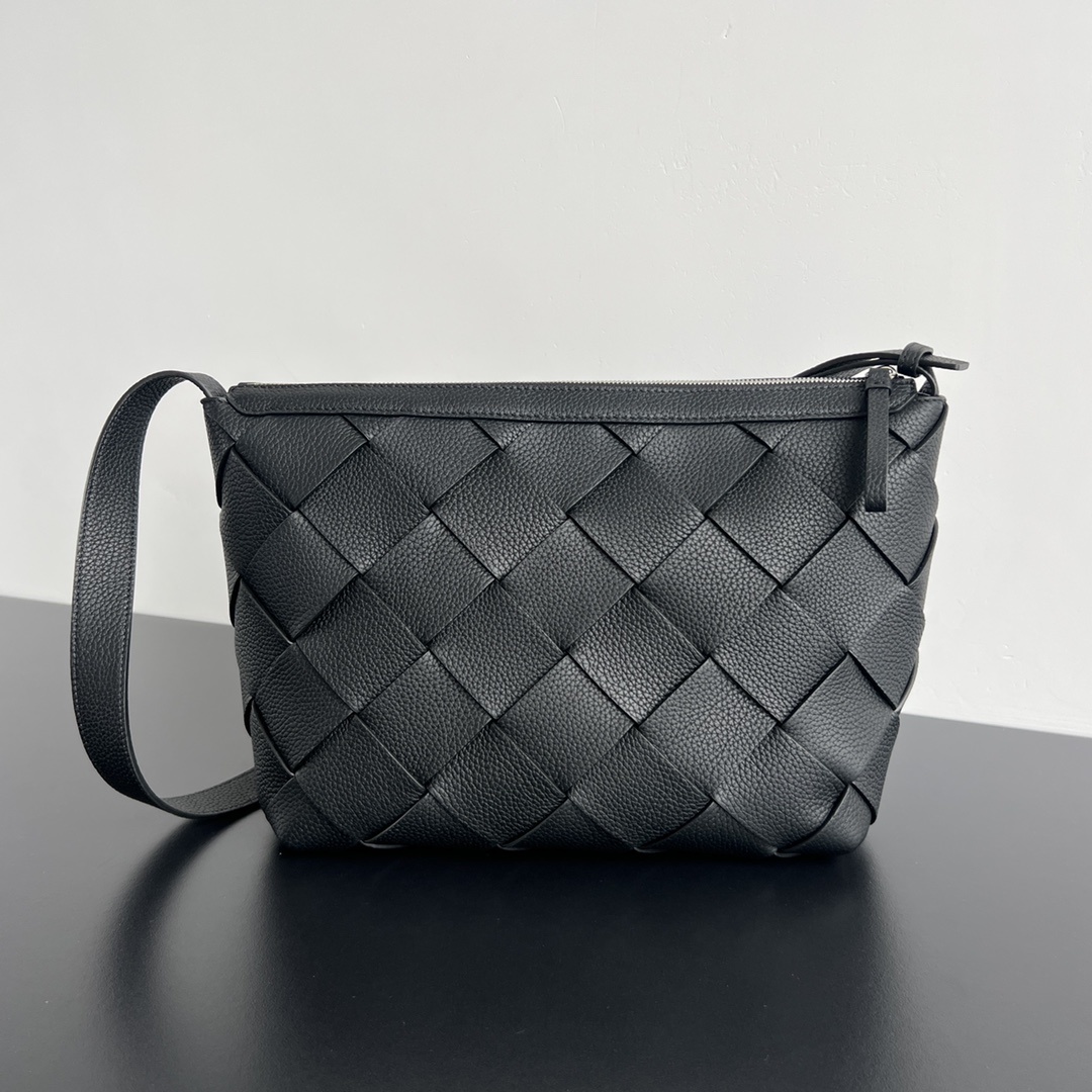 보테가베네타 Bottega Veneta Intrecciato Leather Crossbody Bag in Black
