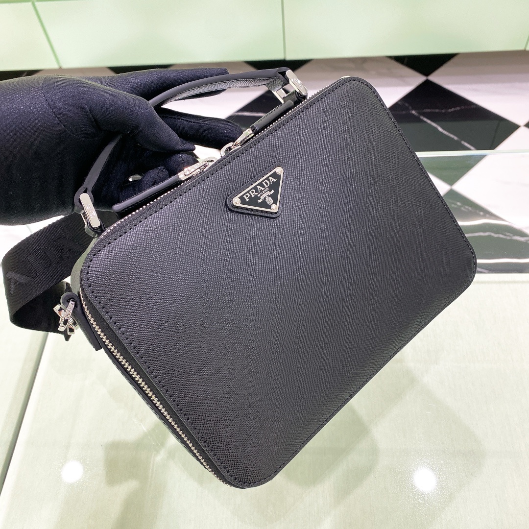 프라다 Prada Brique Saffiano Leather Bag - Black