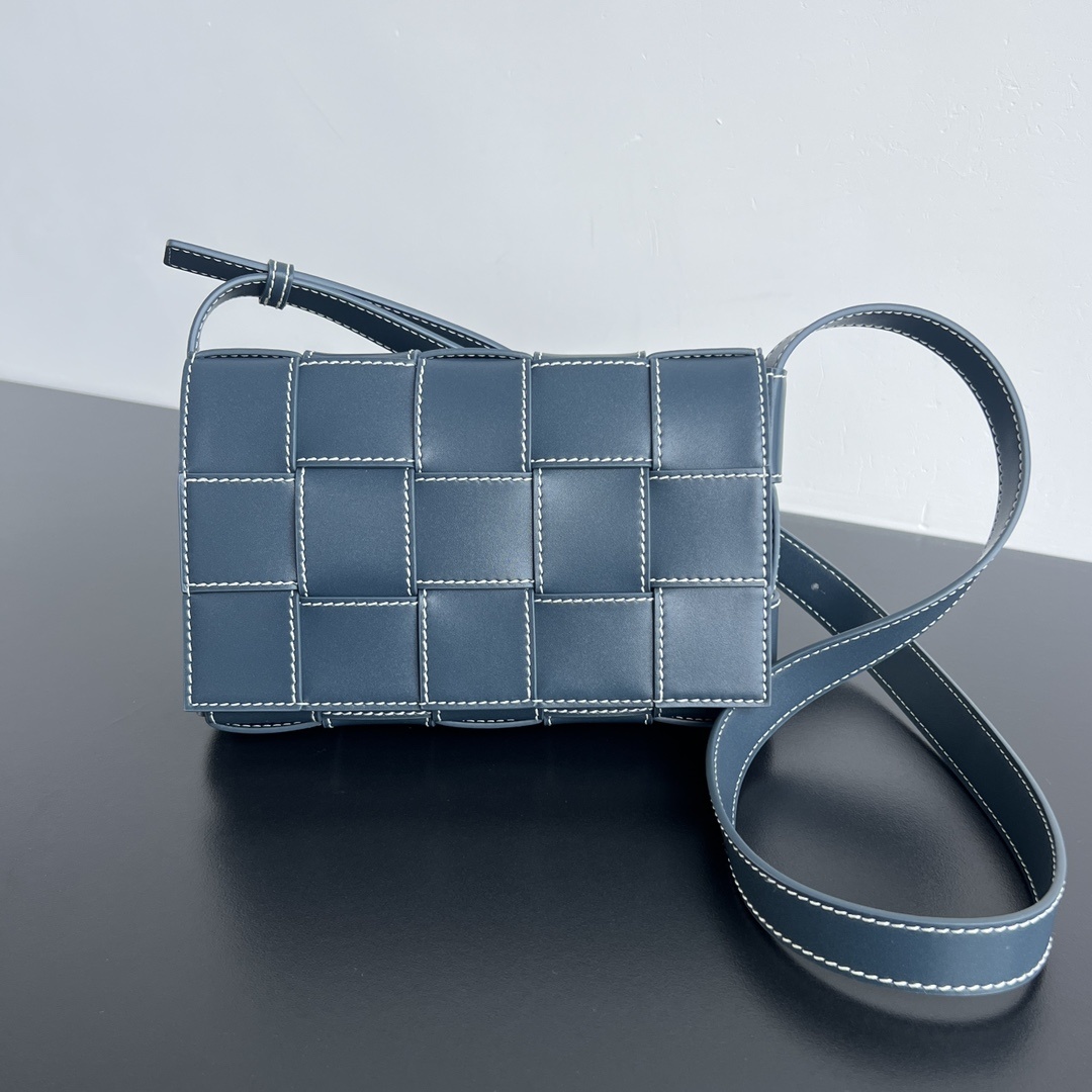 보테가베네타 Bottega Veneta Small Padded Cassette Crossbody Bag in Blue