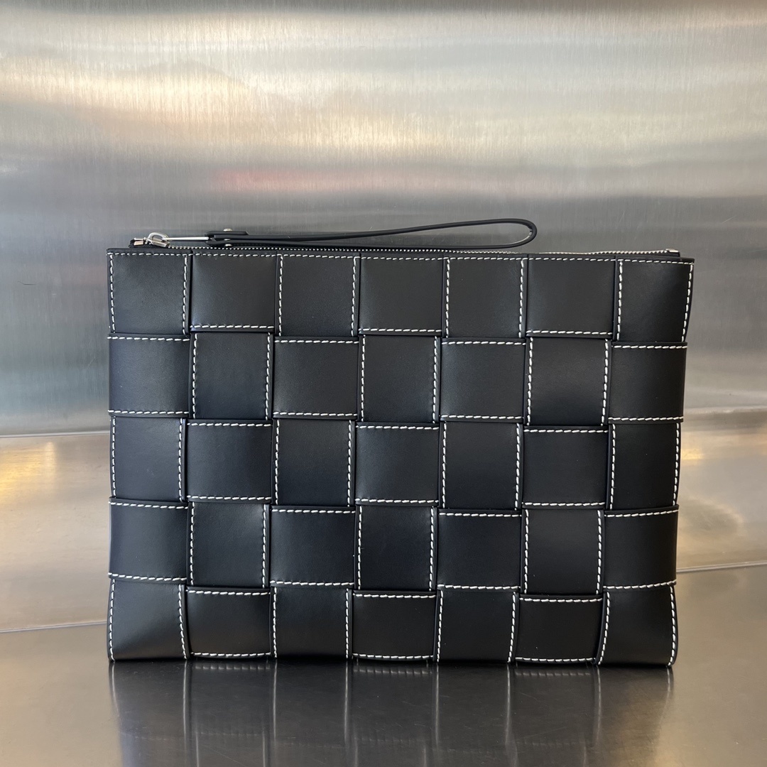 보테가베네타 Bottega Veneta Maxi Intreccio Leather Pouch in Black