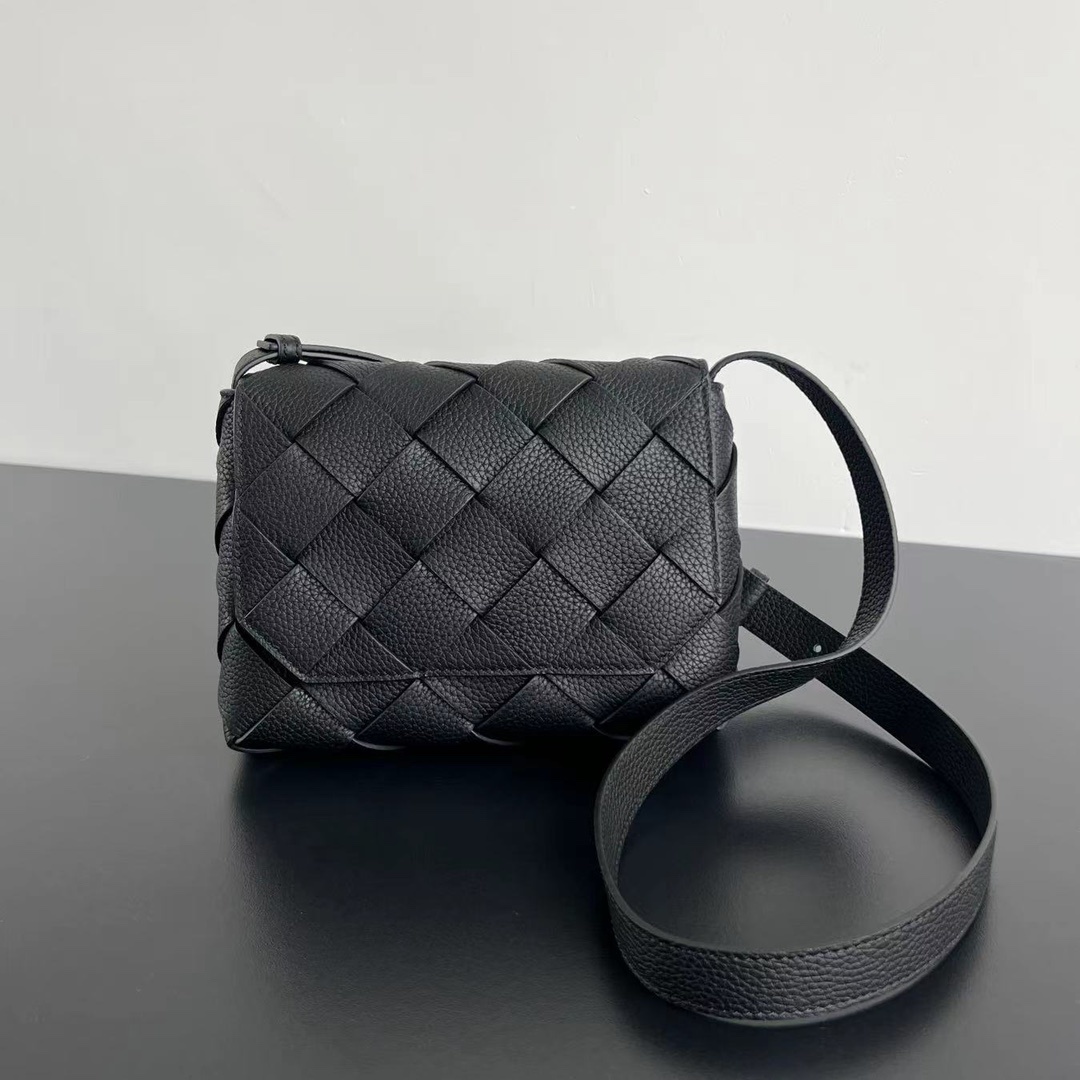 보테가베네타 Bottega Veneta Intrecciato Flap Crossbody Bag in Black