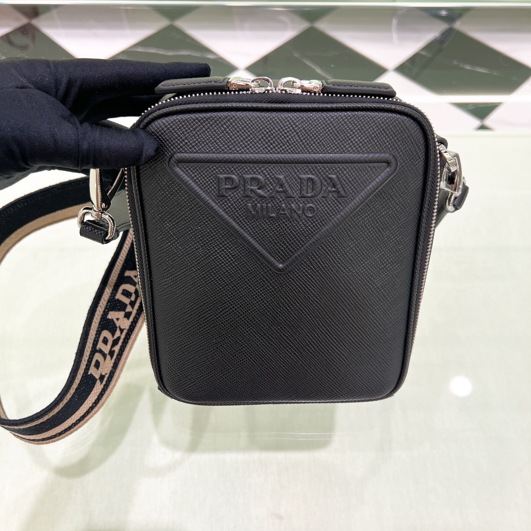 프라다 Prada Black Saffiano Leather Shoulder Bag