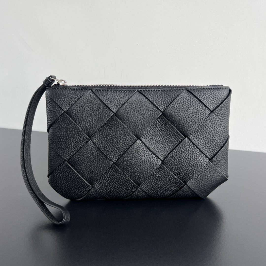 보테가베네타 Bottega Veneta Intrecciato Small Pouch With Wristlet in Black