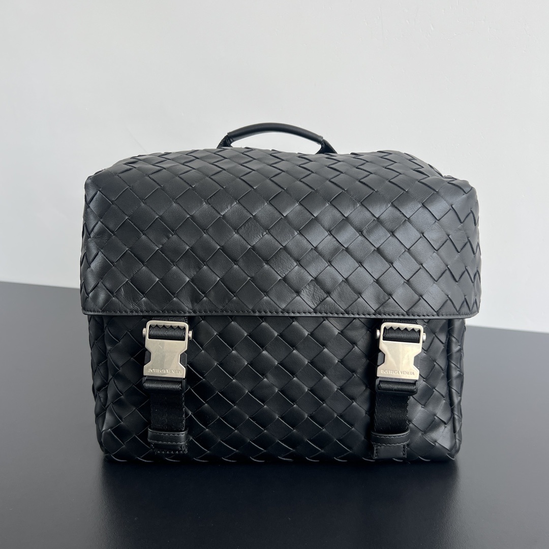보테가베네타 Bottega Veneta Intrecciato Flap Backpack in Black