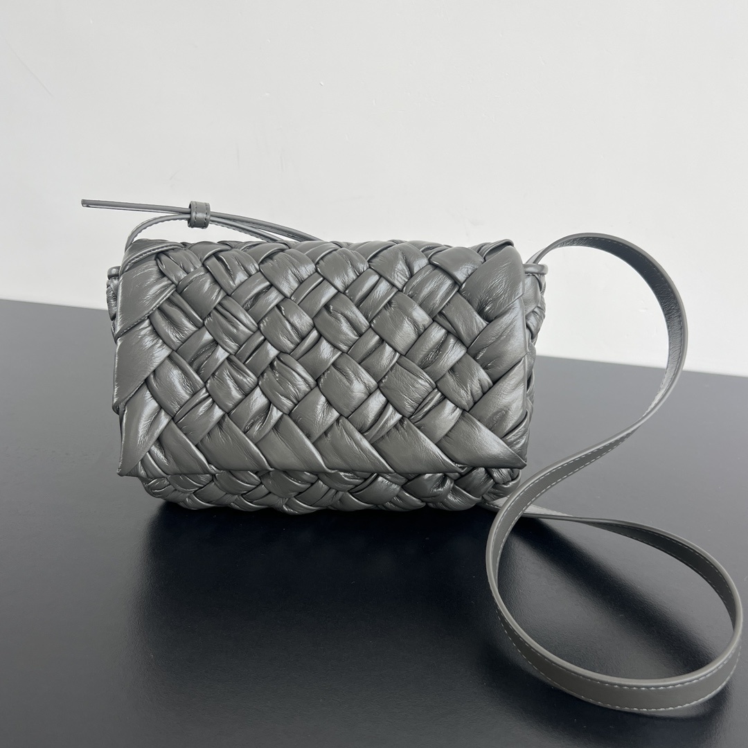 보테가베네타 Bottega Veneta Small Rumple Messenger Bag in Grey
