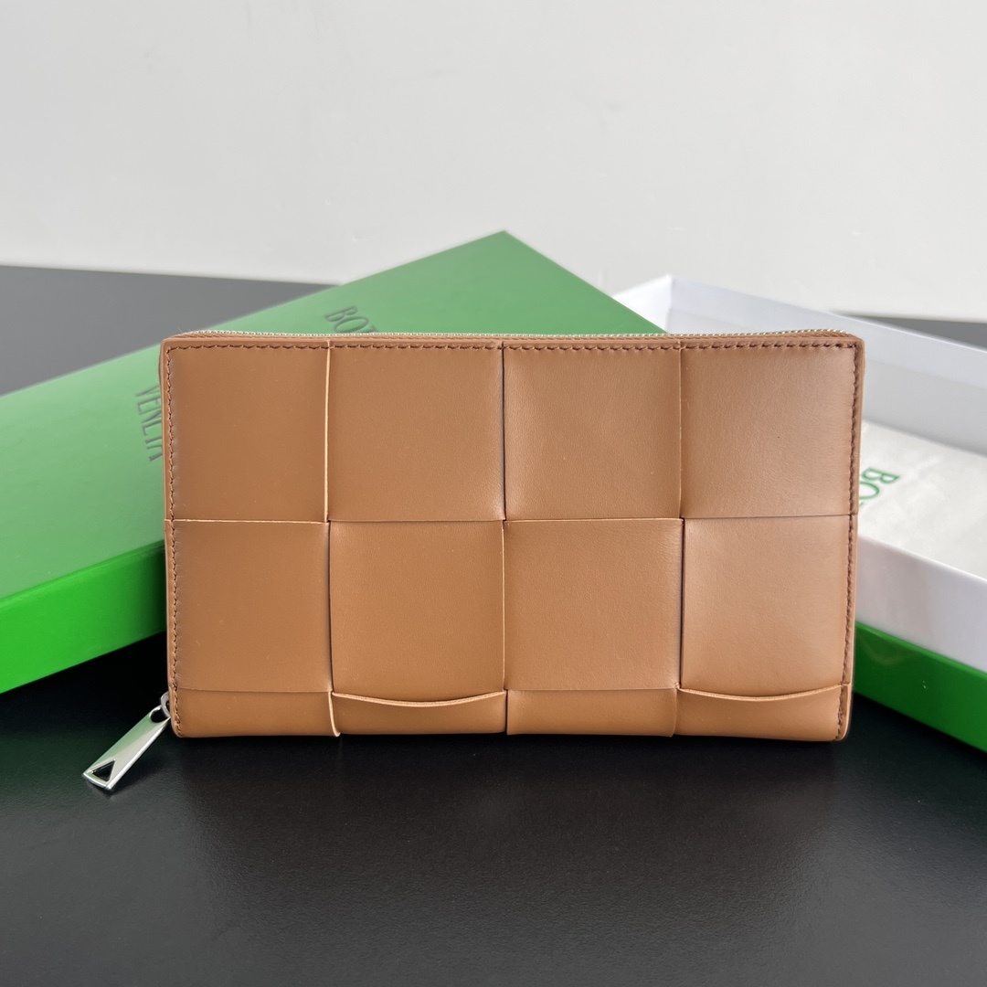 보테가베네타 Bottega Veneta Intrecciato Zip-Around Wallet in Camel
