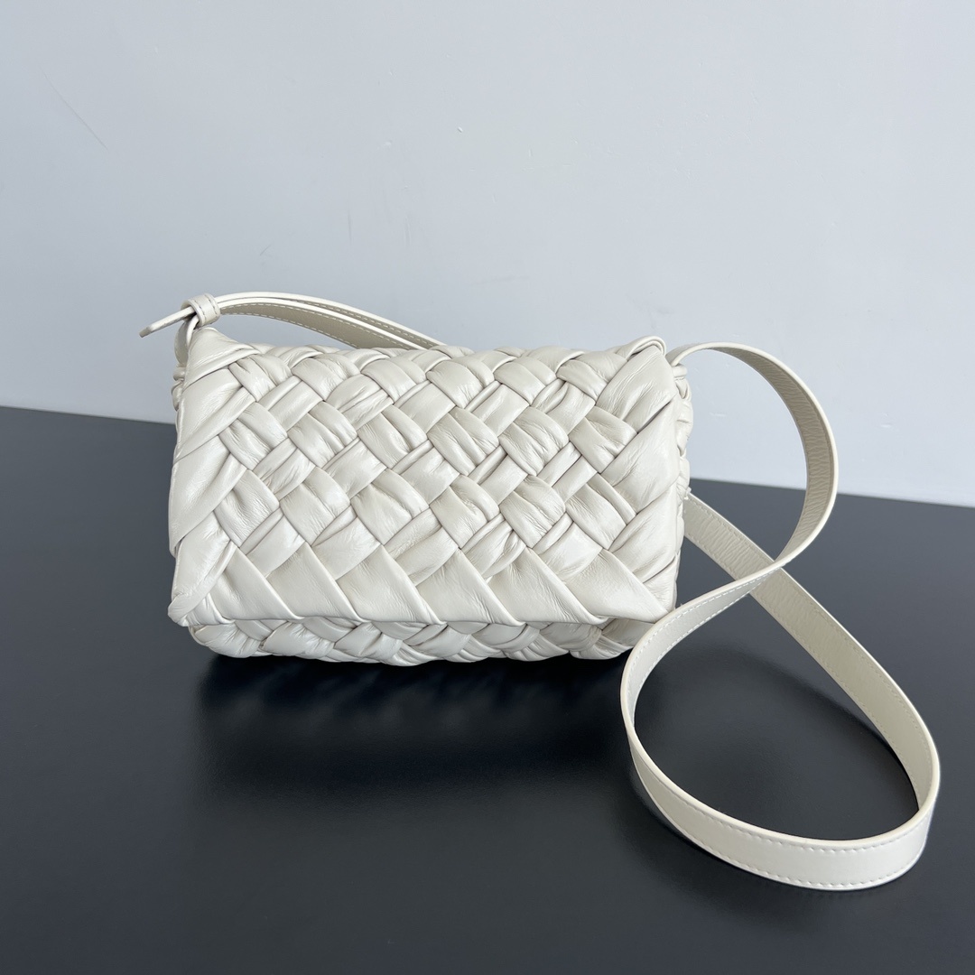 보테가베네타 Bottega Veneta Rump Small Crossbody Bag — Sea Salt