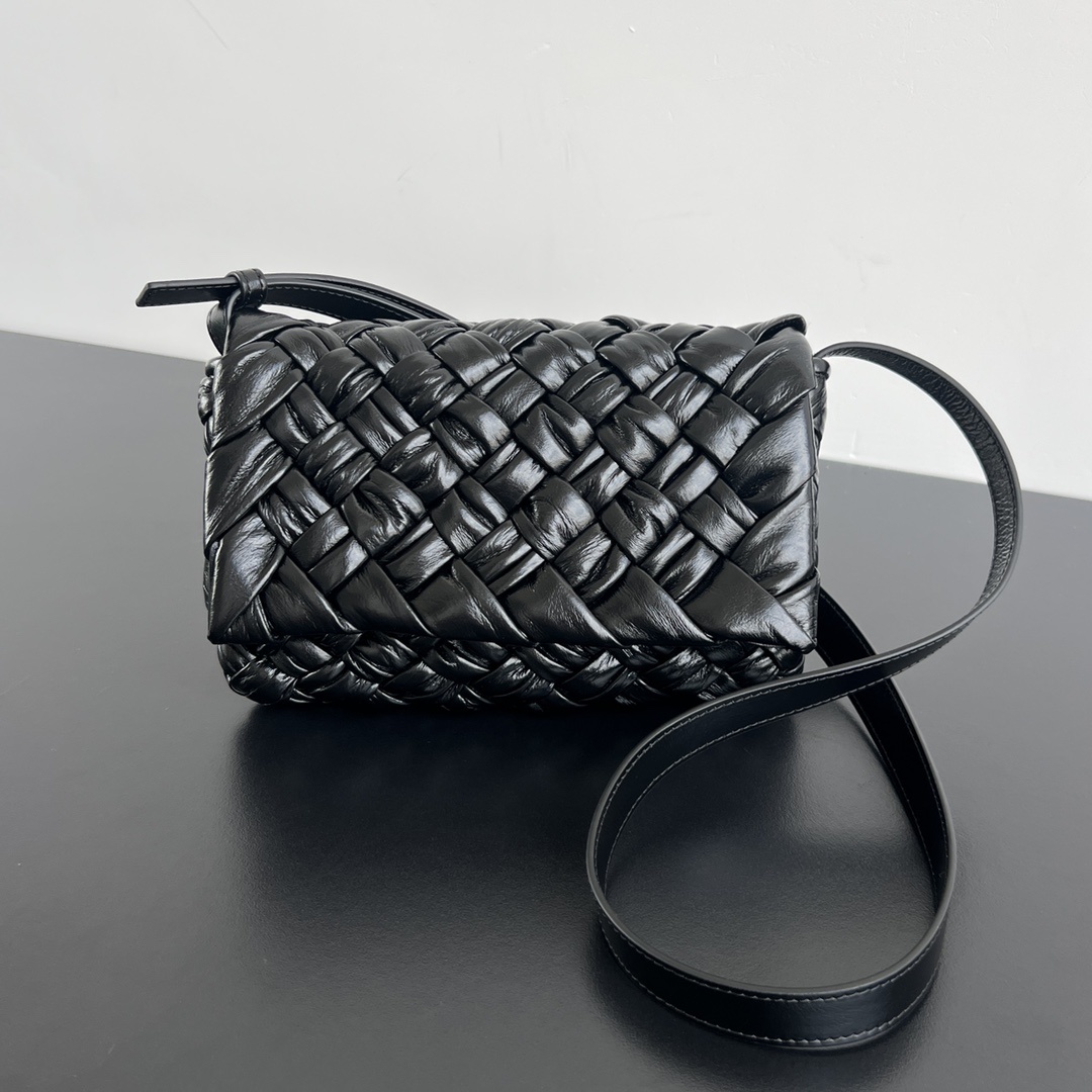 보테가베네타 Bottega Veneta Intrecciato Small Crossbody Bag - Black
