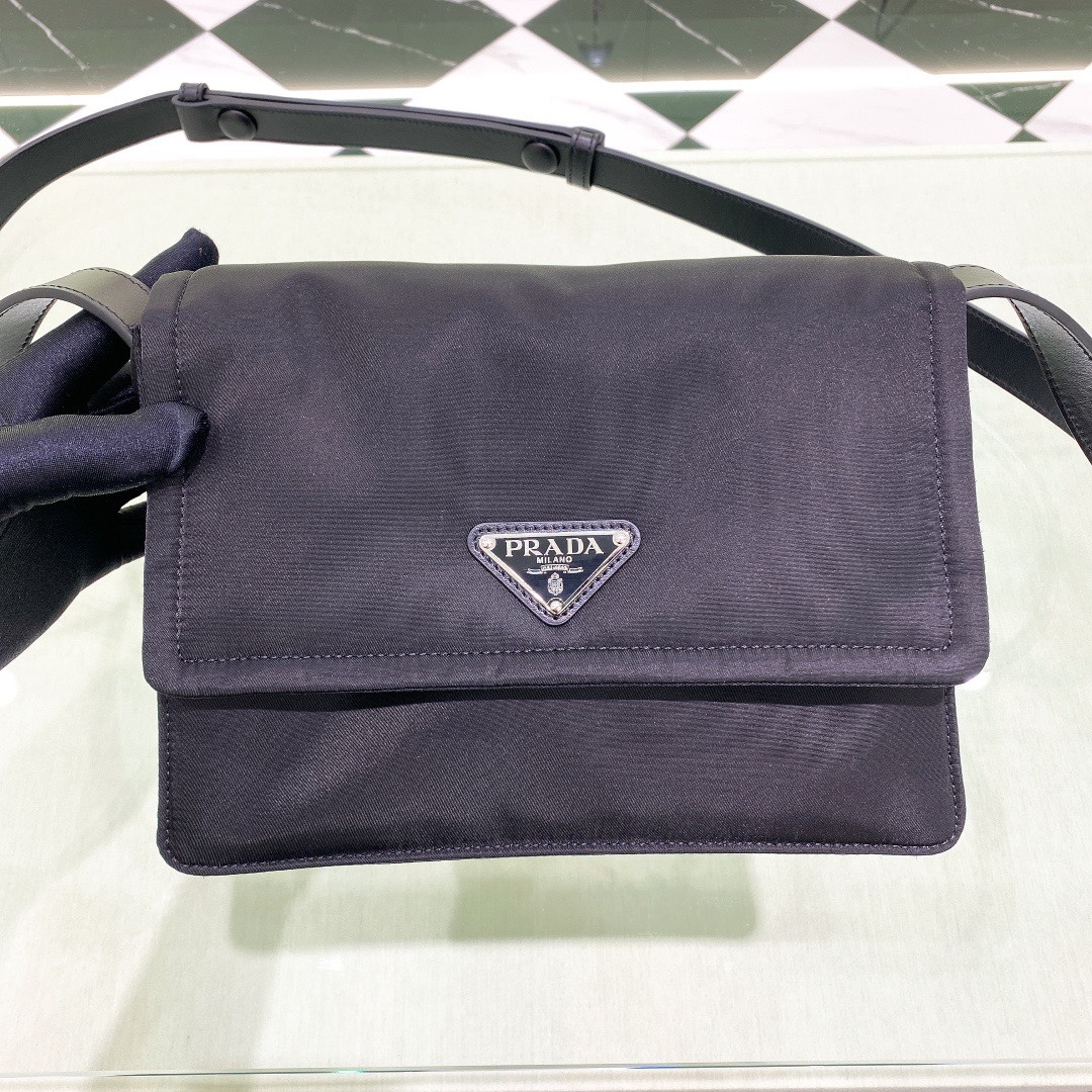 프라다 Prada Small Padded Re-Nylon Shoulder Bag - Navy