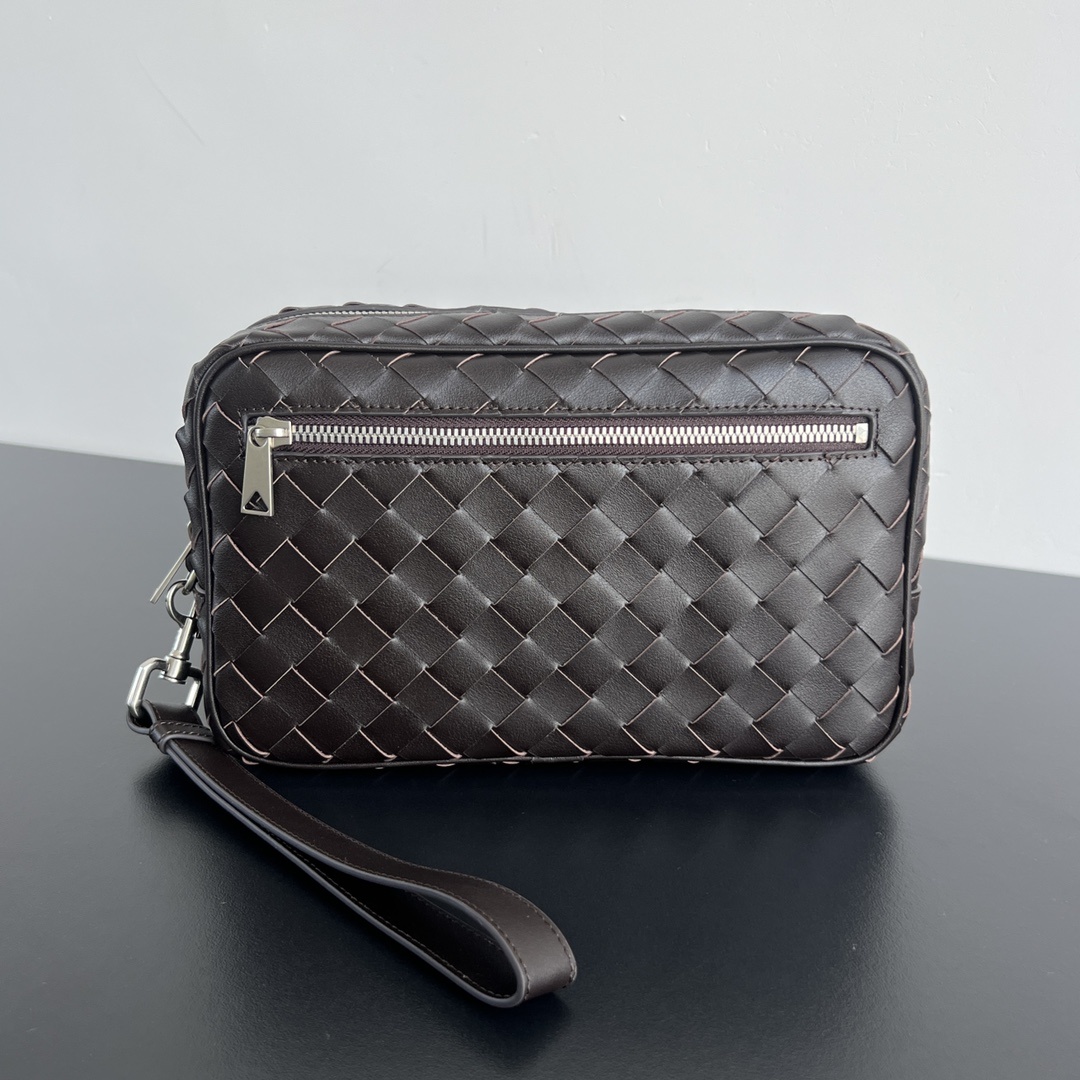 보테가베네타 Bottega Veneta Intrecciato Pouch With Wristlet in Brown