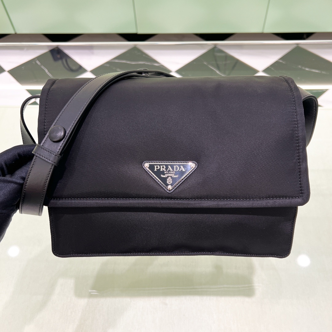 프라다 Prada Medium Padded Re-Nylon Shoulder Bag - Black