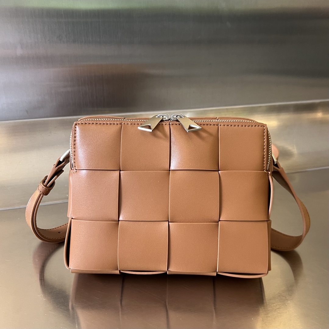 보테가베네타 Bottega Veneta Mini Cassette Camera Crossbody Bag – Camel