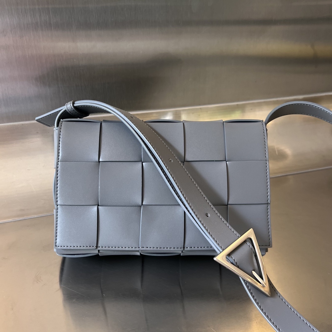 보테가베네타 Bottega Veneta Grey Cassette Shoulder Bag