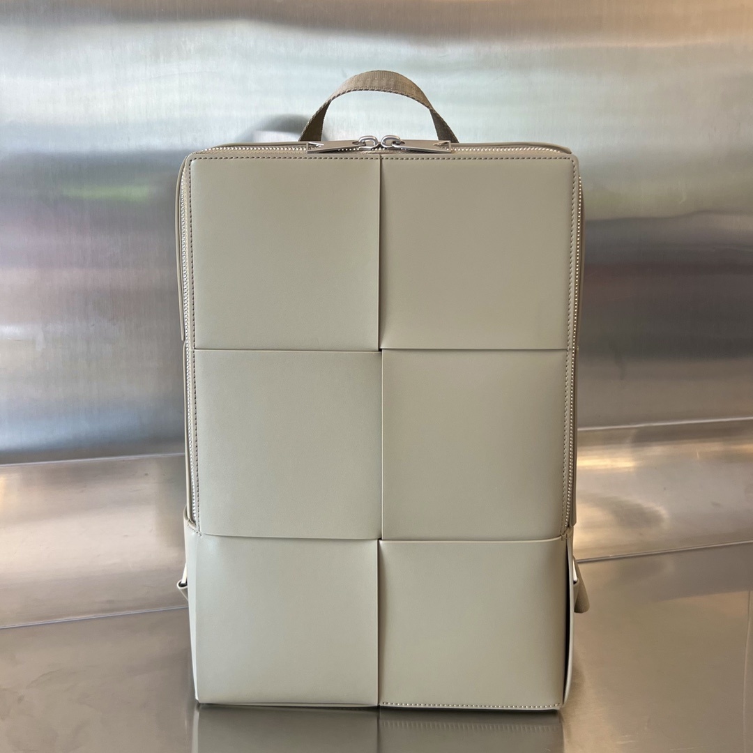 보테가베네타 Bottega Veneta Arco Leather Backpack in Light Taupe