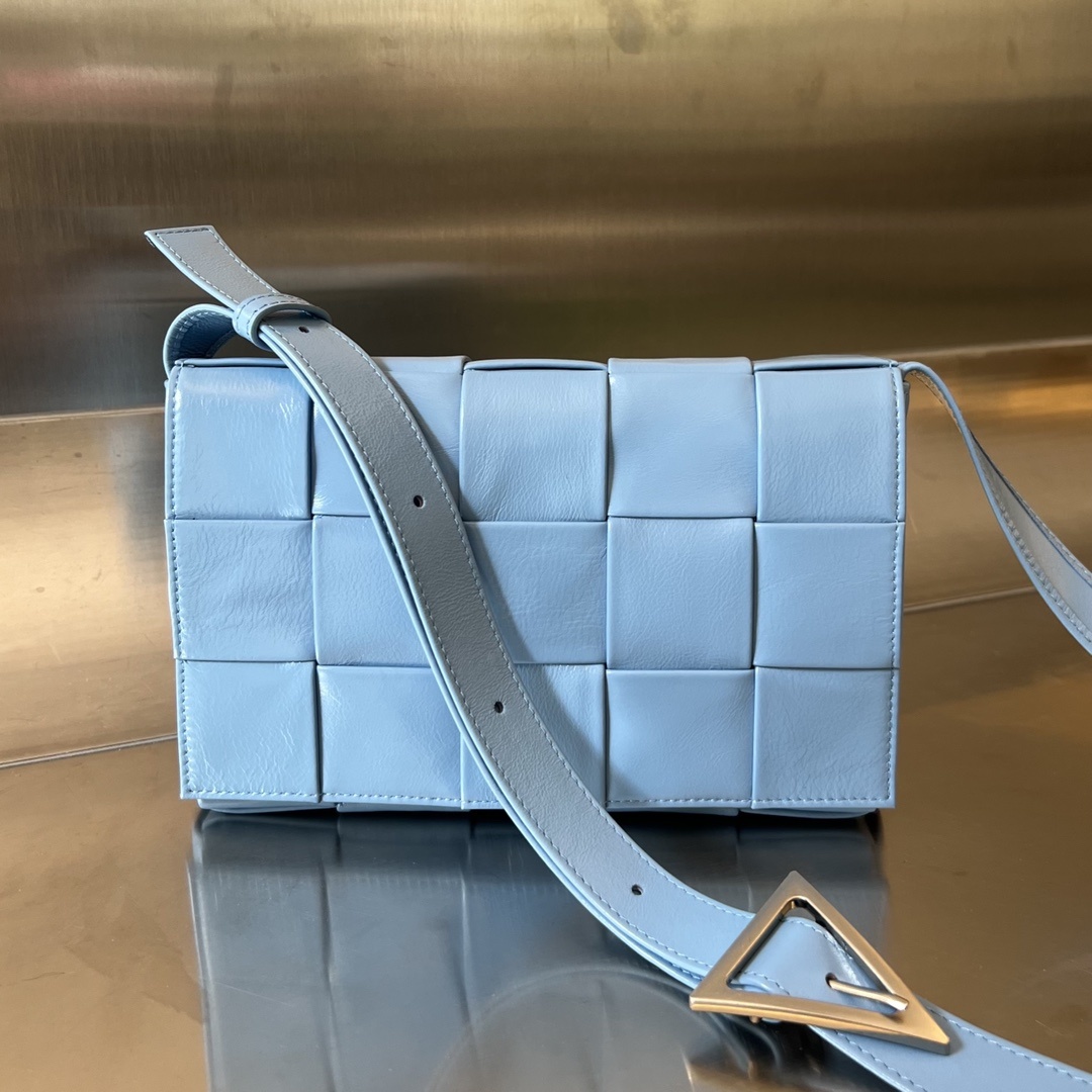 보테가베네타 Bottega Veneta Cassette Bag in Light Blue