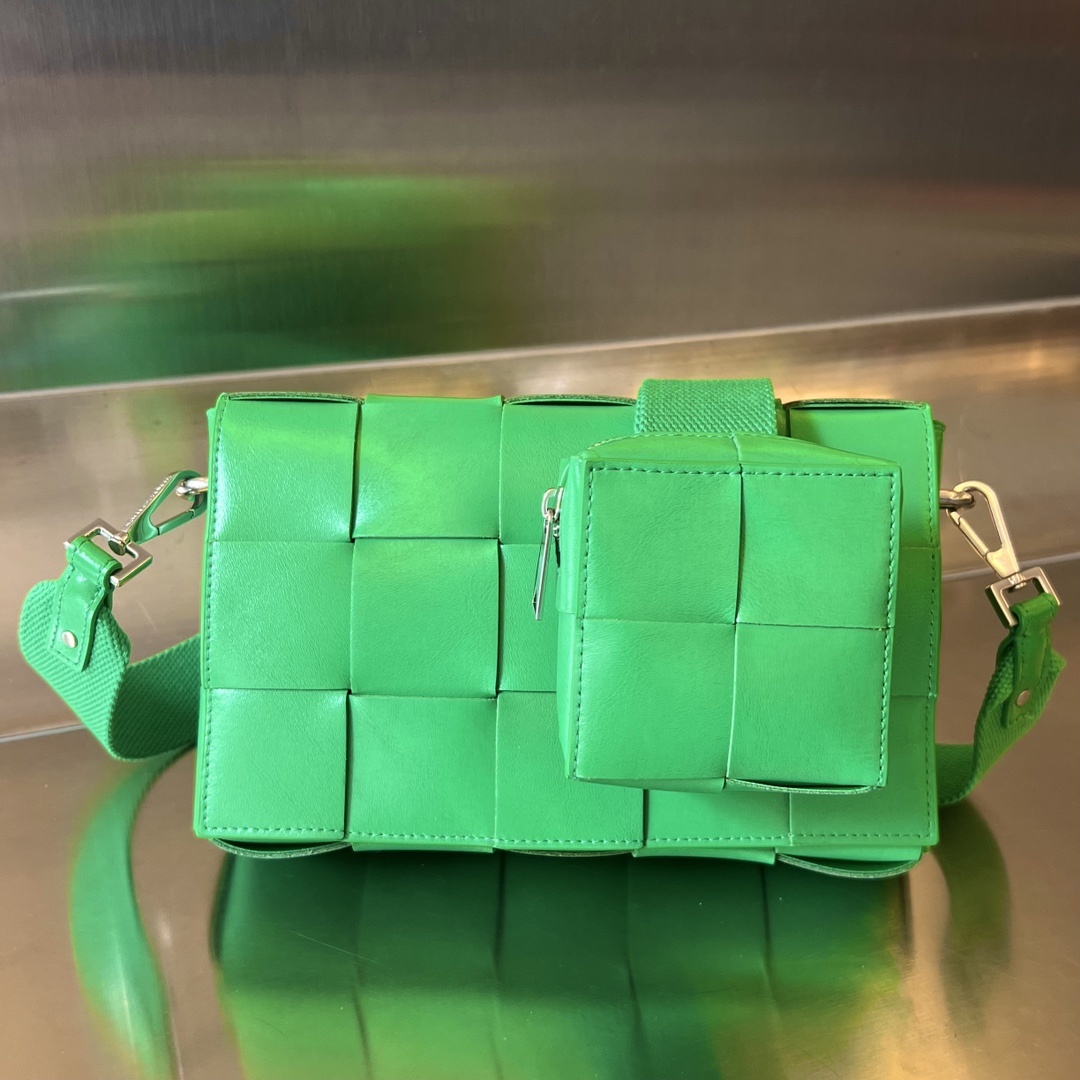 보테가베네타 Bottega Veneta Green Cassette With Versatile Strap Shoulder Bag