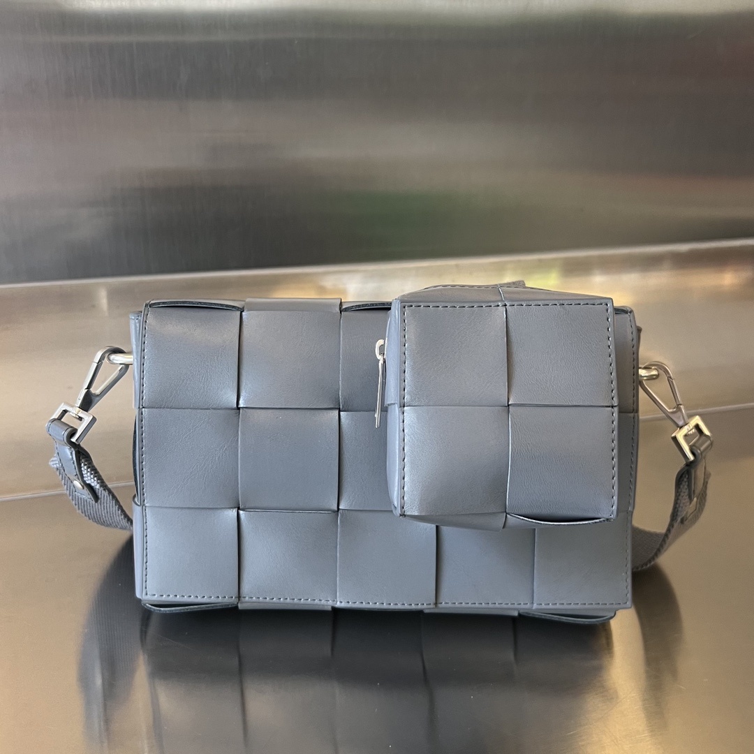 보테가베네타 Bottega Veneta Cassette Crossbody Bag in Gray