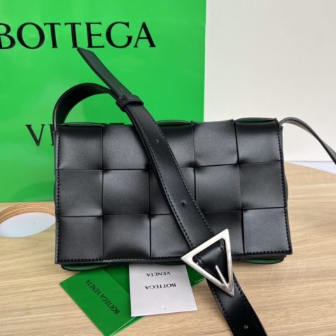 보테가베네타 Bottega Veneta Medium Cassette Crossbody Bag – Black
