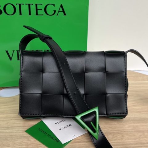 보테가베네타 Bottega Veneta Medium Cassette Bag in Black