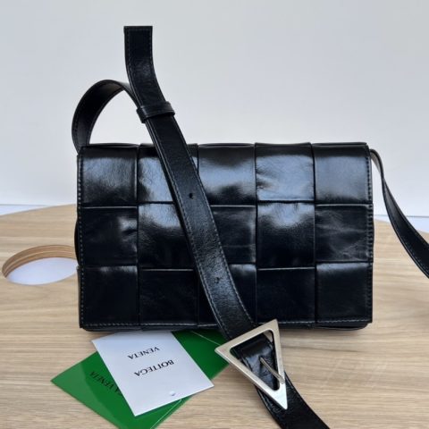 보테가베네타 Bottega Veneta Medium Cassette Crossbody Bag in Black