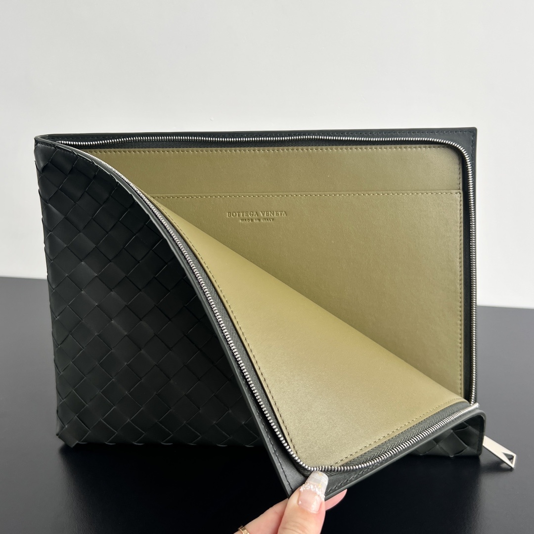 보테가베네타 Bottega Veneta Intrecciato Zipped Laptop Sleeve in Black