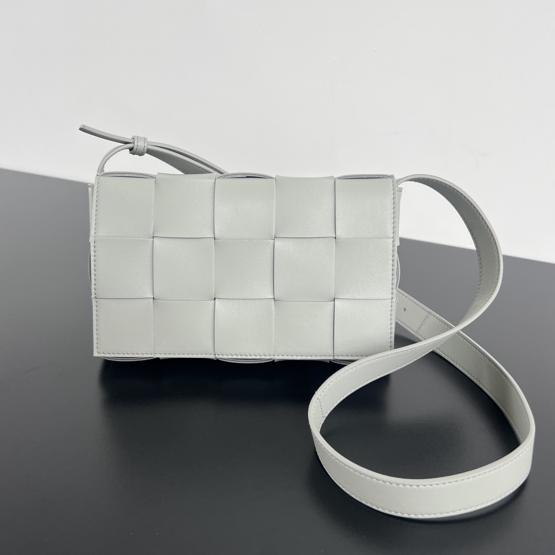 보테가베네타 Bottega Veneta Mini Cassette Crossbody Bag in White