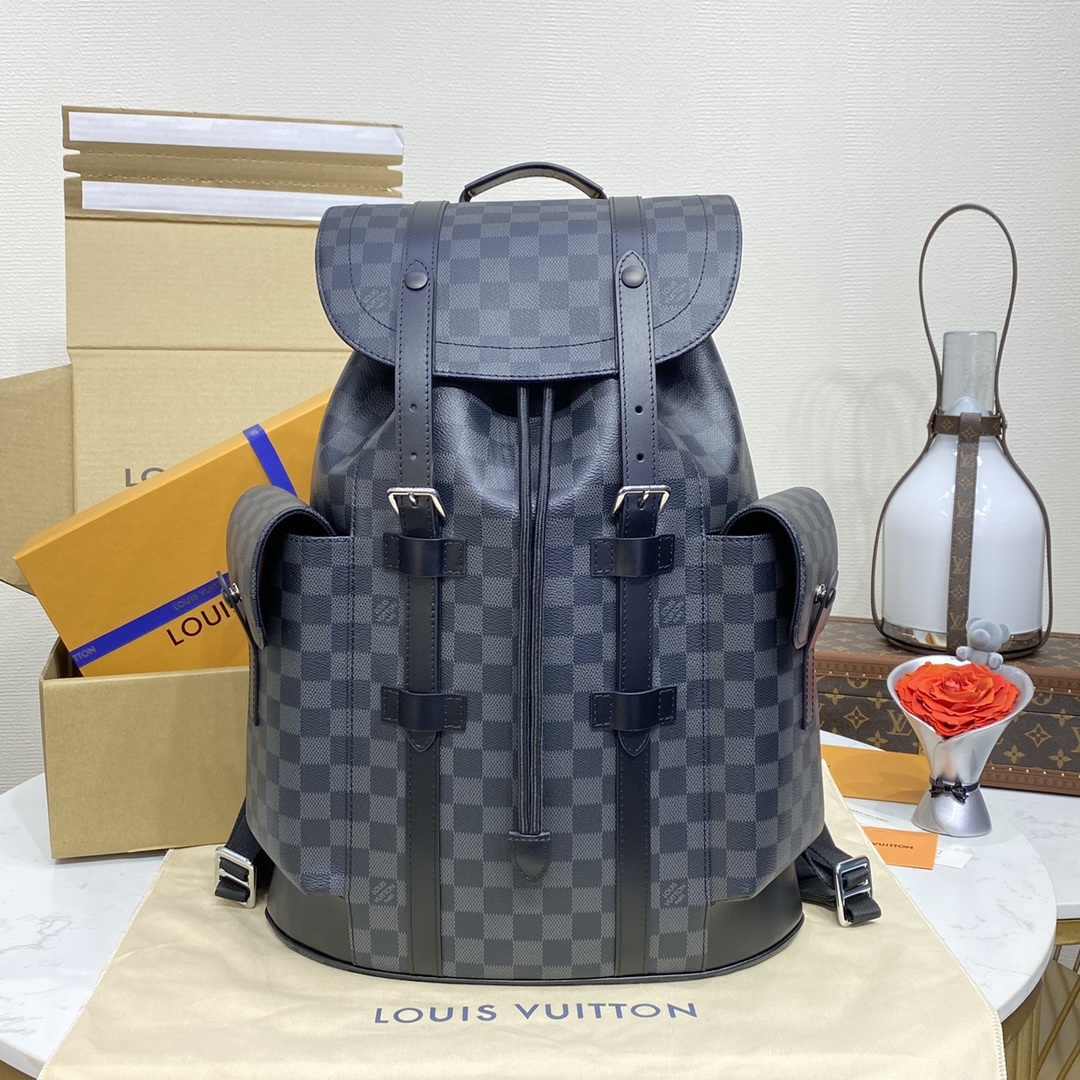 루이비통 Louis Vuitton Christopher MM Backpack in Damier Graphite Damier Graphite (Black/Grey)