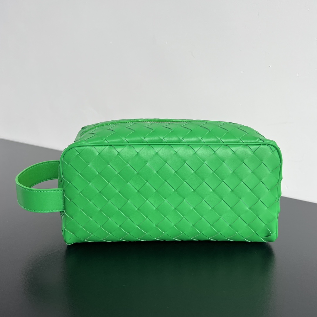 보테가베네타 Bottega Veneta Intrecciato Travel Pouch in Parakeet Green