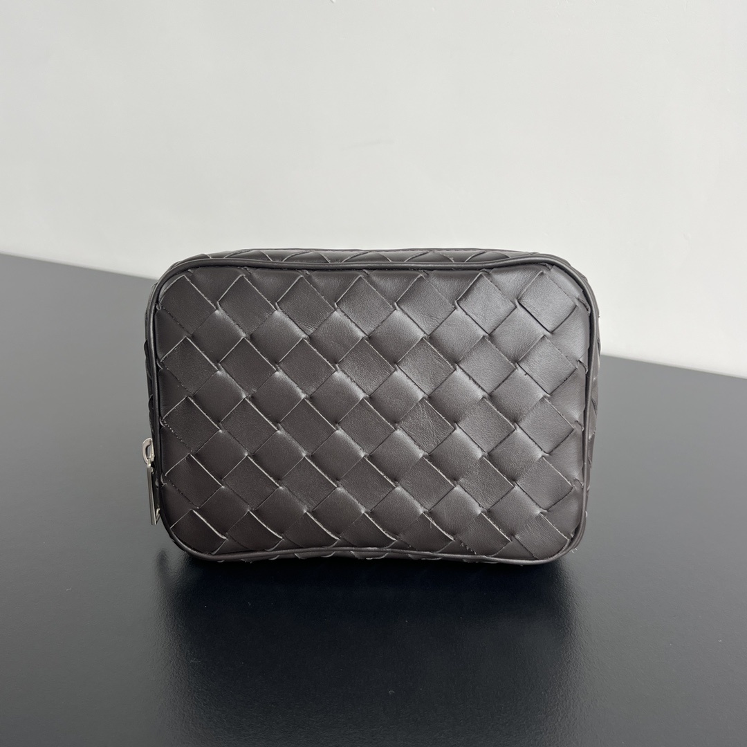 보테가베네타 Bottega Veneta Intrecciato Small Zipped Pouch in Dark Brown