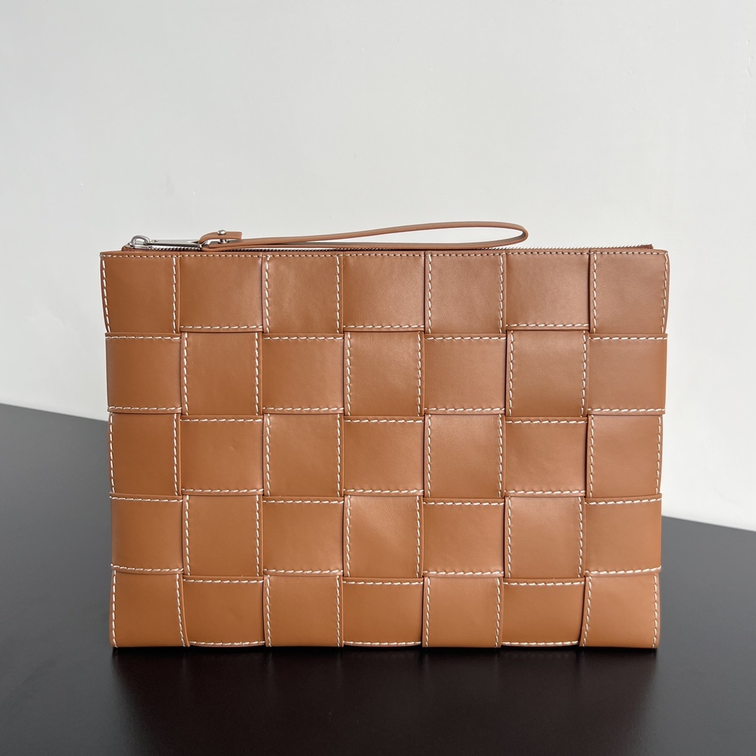 보테가베네타 Bottega Veneta Intrecciato Leather Pouch in Brown