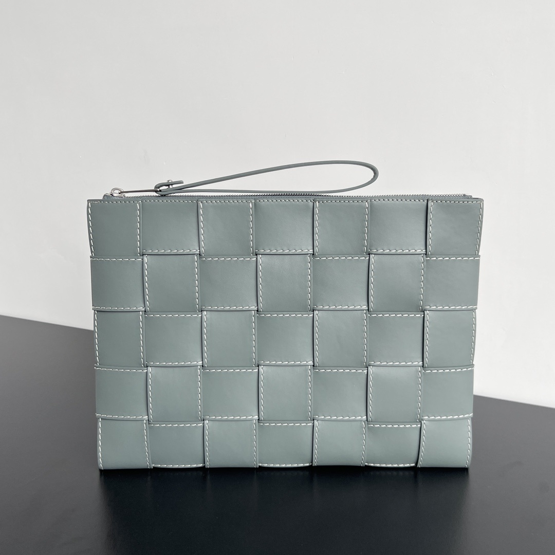 보테가베네타 Intrecciato Zip Pouch with Wristlet in Slate Gray