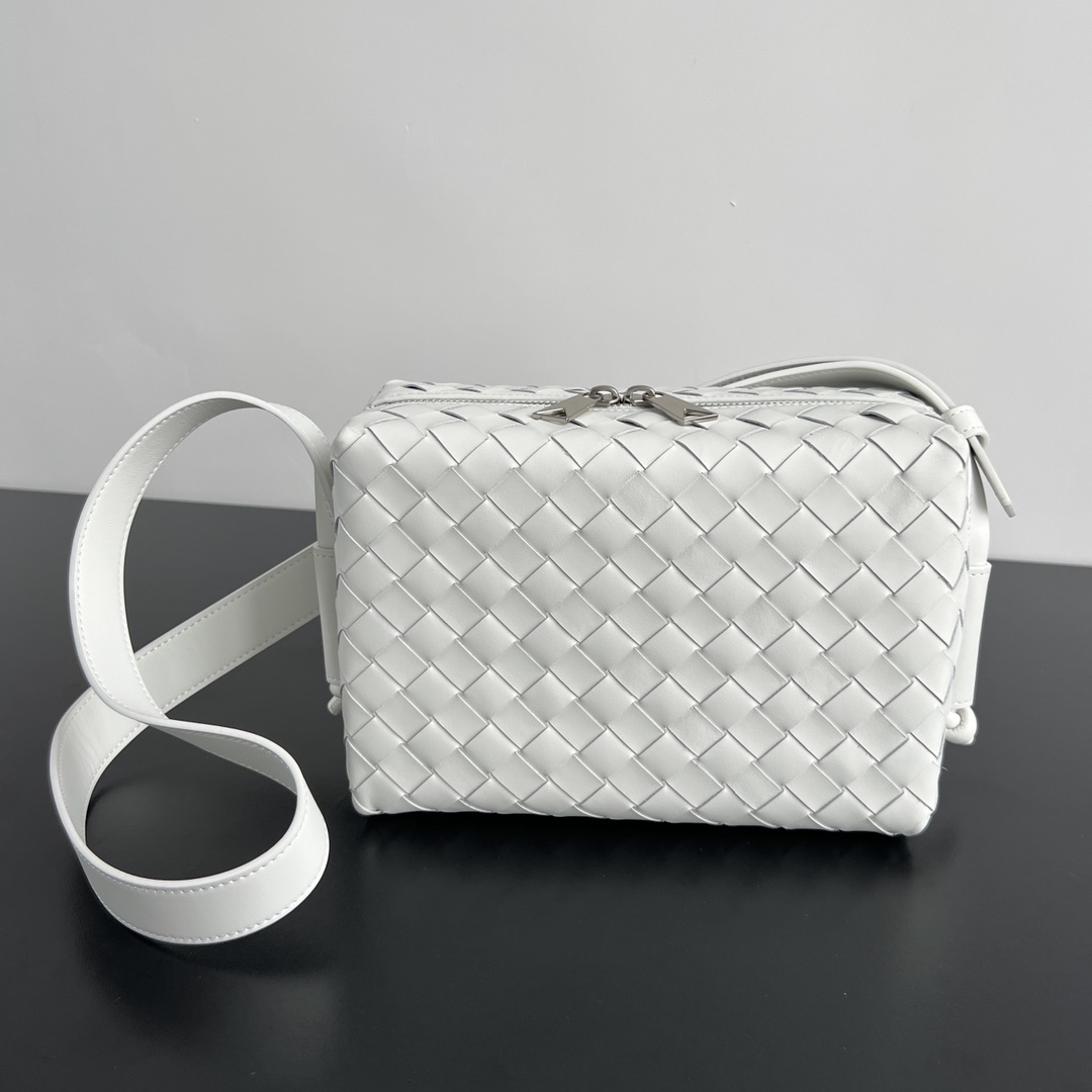 보테가베네타 Bottega Veneta Intrecciato Loop Camera Bag in White