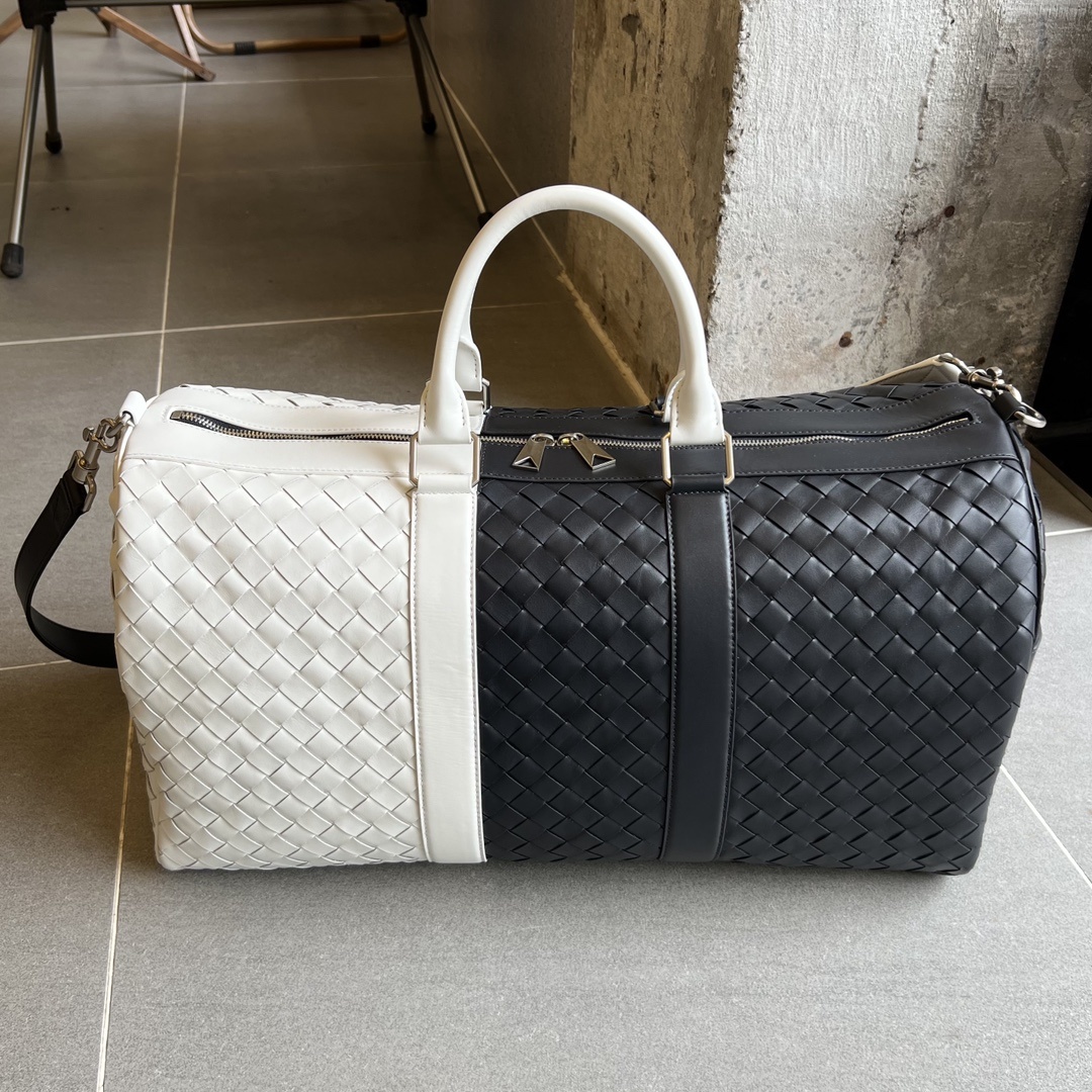 보테가베네타 Bottega Veneta Medium Intrecciato Duffle in Black and White