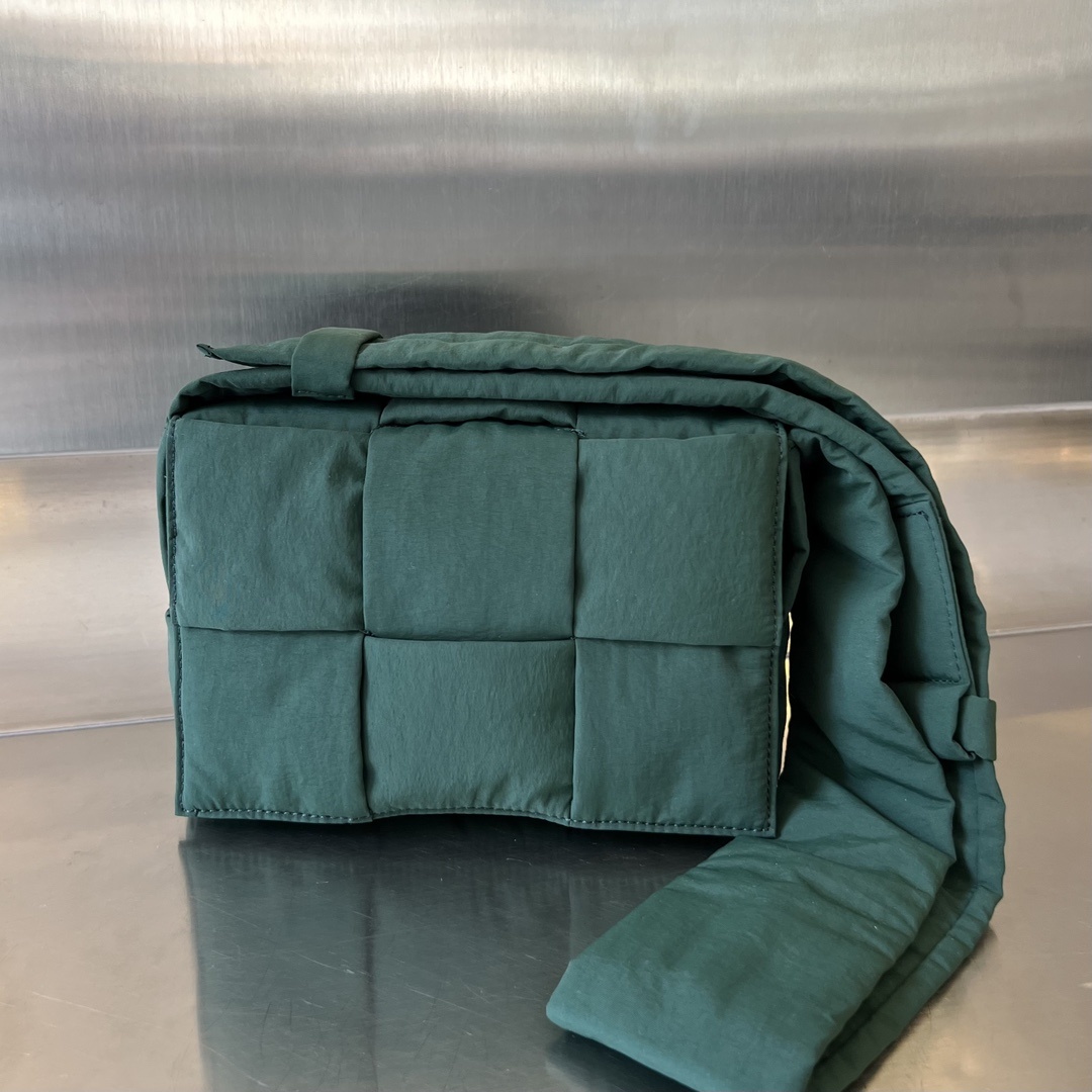 보테가베네타 Bottega Veneta Small Padded Tech Cassette Crossbody Bag Green