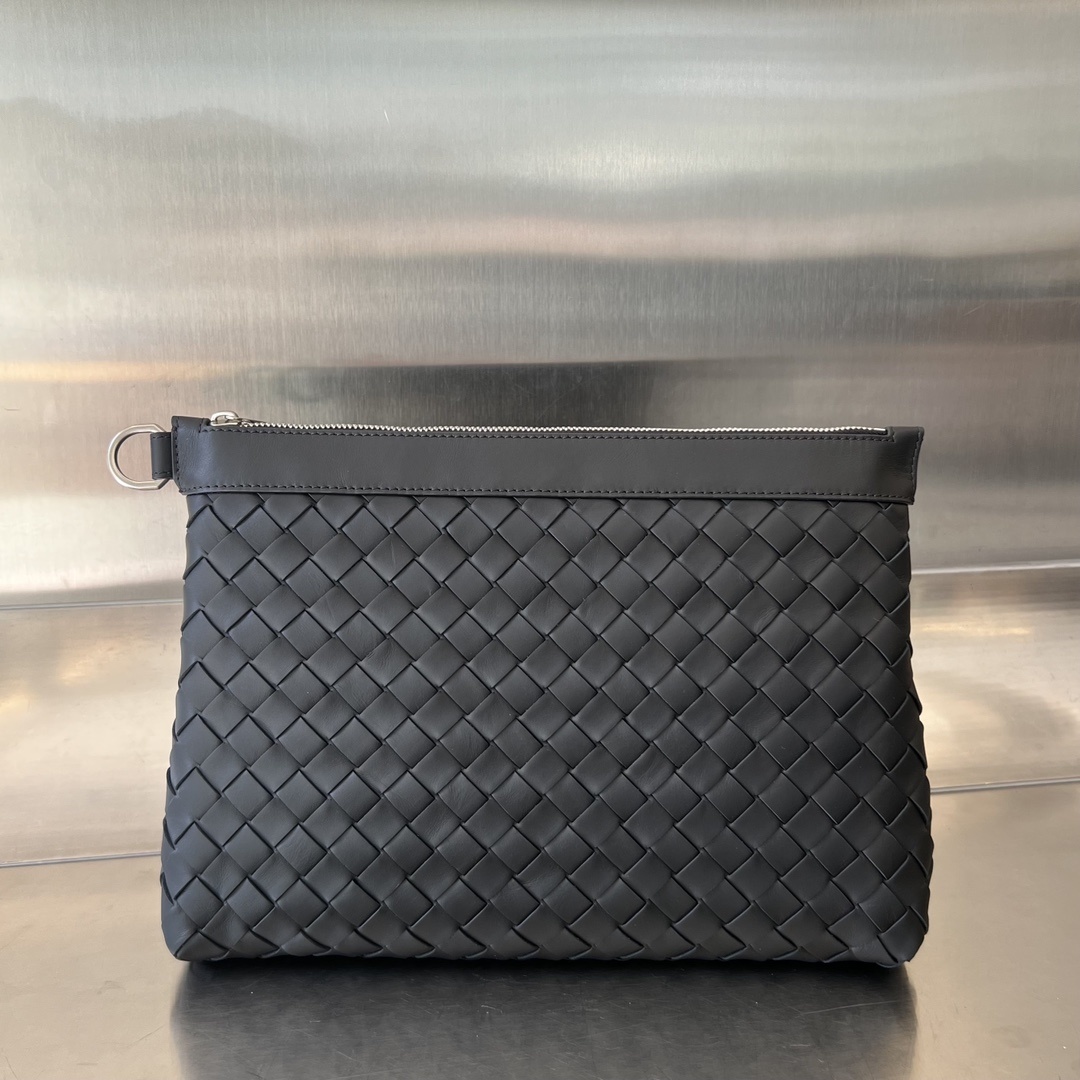 보테가베네타 Bottega Veneta Intrecciato Woven Leather Clutch in Dark Gray