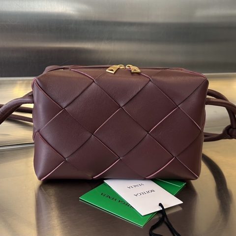 보테가베네타 Bottega Veneta Small Cassette Camera Bag in Wine