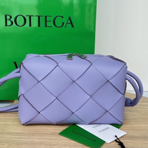 보테가베네타 Bottega Veneta Mini Loop Camera Bag in Intrecciato Leather Lavender