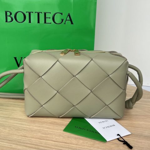 보테가베네타 Bottega Veneta Small Intrecciato Camera Bag in Taupe